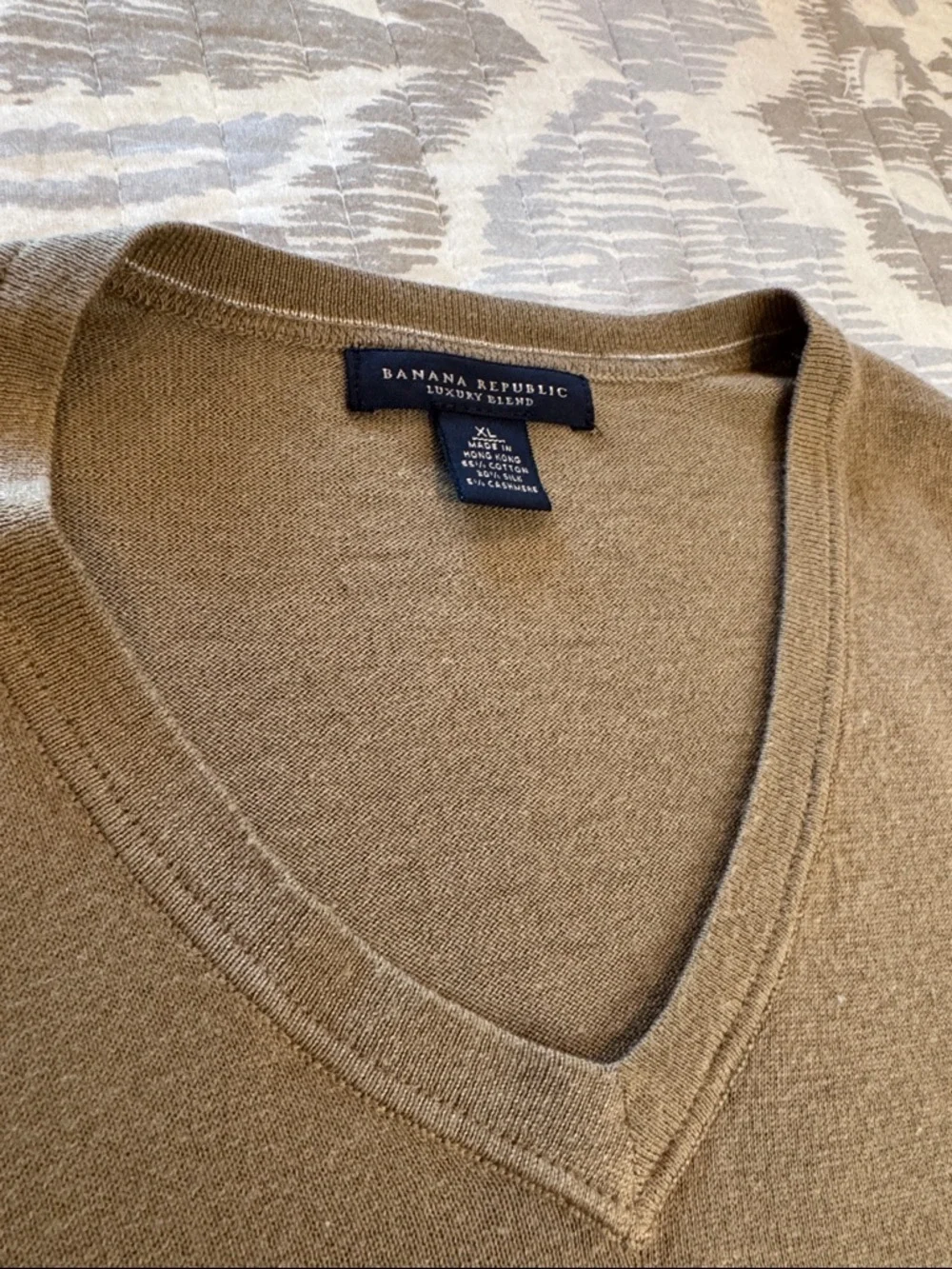 Banana Republic Men's V-Neck cashmere blend  Sweater in camel; size XL